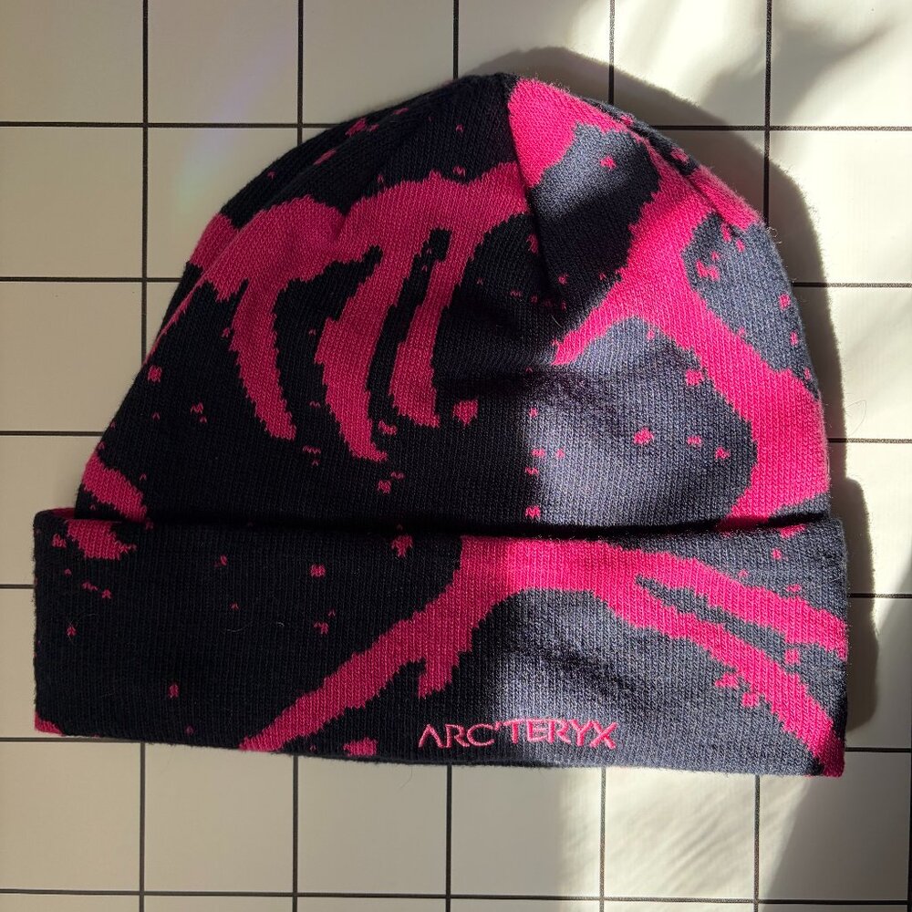 Arc’teryx Grotto Toque Beanie – Navy Blue & Pink